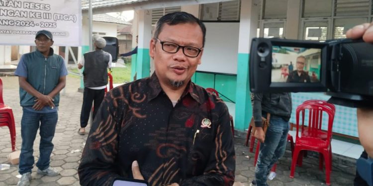 Ketua DPRD Kota Sukabumi, Wawan Juanda, saat diwawancarai awak media usai menghadiri reses pada beberapa waktu lalu. Foto: Istimewa.