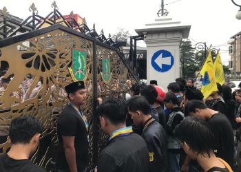 PC PMII Kota Sukabumi menggelar aksi unjuk rasa di depan Balai Kota Sukabumi, pada Rabu (11/6). Foto: Nuria Ariawan.