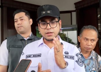 Wakil Wali Kota Sukabumi, Bobby Maulana, saat diwawancarai awak media usai menemui massa aksi di depan Balai Kota, pada Rabu (11/6). Foto: Nuria Ariawan.