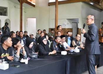 Wali Kota Sukabumi, Ayep Zaki, saat memberikan sambutan dalam coffee morning bersama insan media yang berlangsung di salah satu resto di Jalan Brawijaya, pada Kamis (3/7). Foto: Humas Pemkot Sukabumi.
