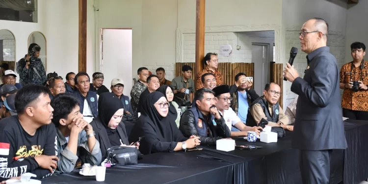 Wali Kota Sukabumi, Ayep Zaki, saat memberikan sambutan dalam coffee morning bersama insan media yang berlangsung di salah satu resto di Jalan Brawijaya, pada Kamis (3/7). Foto: Humas Pemkot Sukabumi.
