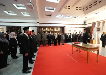 Wali Kota Sukabumi, Ayep Zaki, pimpin pelantikan dan pengambilan sumpah/janji terhadap 21 PNS dalam jabatan Pejabat Pimpinan Tinggi Pratama (Eselon II) dan Pejabat Fungsional, pada Selasa (8/7) malam. Foto: Humas Pemkot Sukabumi.
