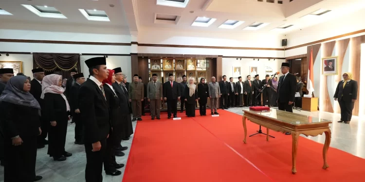 Wali Kota Sukabumi, Ayep Zaki, pimpin pelantikan dan pengambilan sumpah/janji terhadap 21 PNS dalam jabatan Pejabat Pimpinan Tinggi Pratama (Eselon II) dan Pejabat Fungsional, pada Selasa (8/7) malam. Foto: Humas Pemkot Sukabumi.