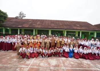 Wali Kota Sukabumi, Ayep Zaki, menghadiri kegiatan MPLS se-Kota Sukabumi yang dipusatkan di SMP Negeri 7, di Jalan Caringin Ngumbang, Kecamatan Warudoyong, pada Senin (24/7). Foto: Humas Pemkot Sukabumi.