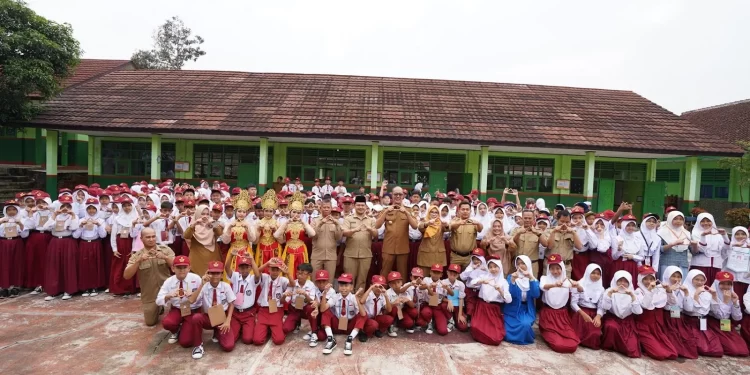 Wali Kota Sukabumi, Ayep Zaki, menghadiri kegiatan MPLS se-Kota Sukabumi yang dipusatkan di SMP Negeri 7, di Jalan Caringin Ngumbang, Kecamatan Warudoyong, pada Senin (24/7). Foto: Humas Pemkot Sukabumi.