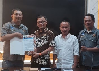 DPRD Kota Sukabumi bersama dengan PWI usai menggelar hearing, yang berlangsung di gedung DPRD pada Rabu (2/7). Foto: Istimewa.
