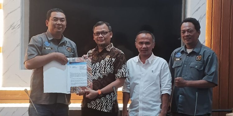 DPRD Kota Sukabumi bersama dengan PWI usai menggelar hearing, yang berlangsung di gedung DPRD pada Rabu (2/7). Foto: Istimewa.