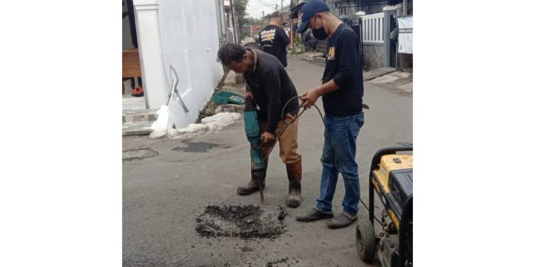 Tim Anti Jalan Bolong DPUTR Kota Sukabumi, saat melakukan pemeliharaan di salah satu ruas jalan di Kota Sukabumi. Foto: Istimewa.