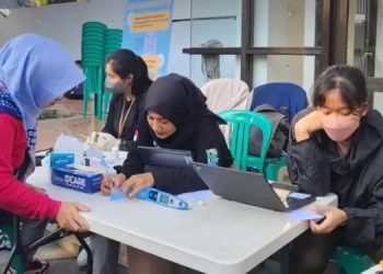 Dinkes Kota Sukabumi saat melakukan pemeriksaan kesehatan gratis kepada masyarakat, belum lama ini. Foto: Istimewa.