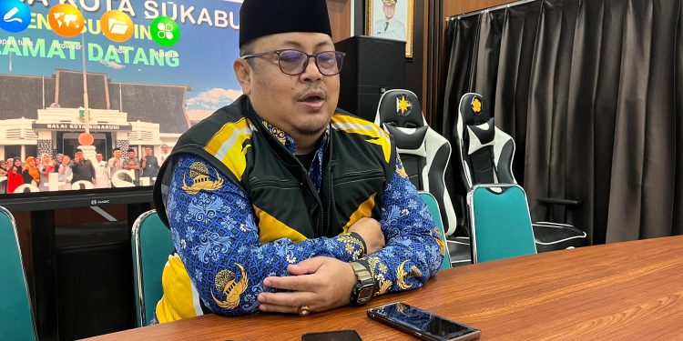 Kepala DP2KBP3A Kota Sukabumi, Yadi Mulyadi, saat diwawancarai awak media.