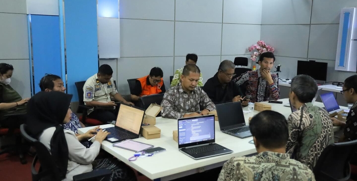 Bappeda Kota Sukabumi menggelar rakor terkait pelaksanaan pengentasan kemiskinan yang berlangsung di Ruang Pertemuan Bappeda, pada Kamis (10/7). Foto: Istimewa.