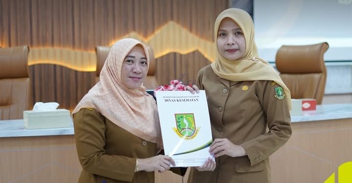Kepala Dinkes Kota Sukabumi periode sebelumnya Reni Rosyida Muthmainnah (kiri), Plt Kepala Dinkes saat ini Galih Marelia Aggraeni (kanan). Foto: Istimewa.