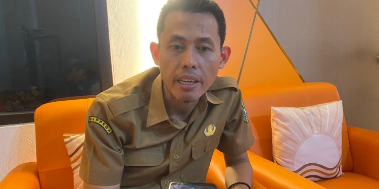 Kabid Pengendalian, Perencanaan, dan Evaluasi Pembangunan Daerah Bappeda Kota Sukabumi, Asep Supiandi, saat diwawancarai. Foto: Istimewa.