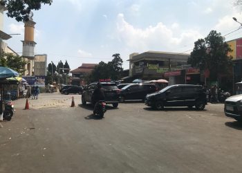 Ruas Jalan Masjid Kota Sukabumi yang digunakan sebagai lahan parkir liar, pada Jumat (1/8). Foto: Nuria Ariawan.