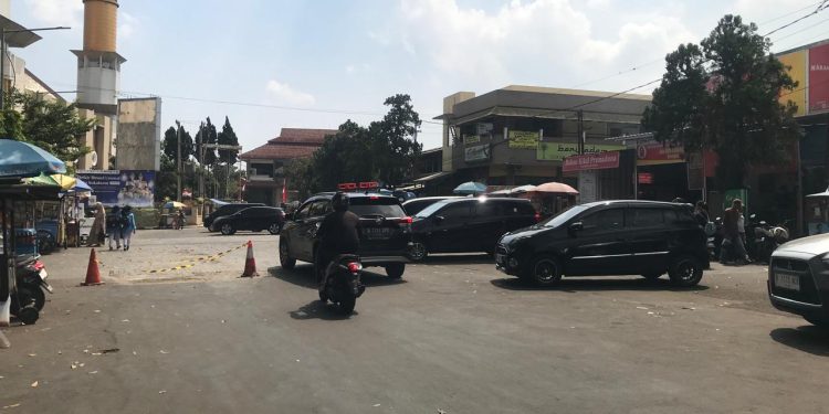 Ruas Jalan Masjid Kota Sukabumi yang digunakan sebagai lahan parkir liar, pada Jumat (1/8). Foto: Nuria Ariawan.