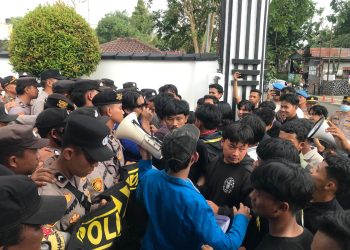 Puluhan massa aksi saat mencoba memasuki rumdin Wali Kota Sukabumi, Ayep Zaki, pada Jumat (1/8). Foto: Nuria Ariawan.