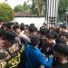 Puluhan massa aksi saat mencoba memasuki rumdin Wali Kota Sukabumi, Ayep Zaki, pada Jumat (1/8). Foto: Nuria Ariawan.