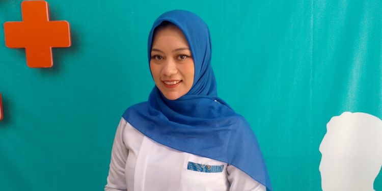 Bidan UOBK RSUD R Syamsudin SH, Reni Eka Lestari. Foto: Boy.