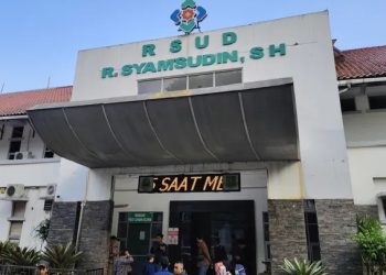 Tim Humas RSUD R Syamsudin Lakukan Pendampingan Pasien Pulang Tanpa Identitas