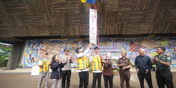 Hari Bakti PU ke-80 di Sukabumi: Wali Kota Resmikan Gapura Batas Kota dan Serahkan Bantuan Sosial