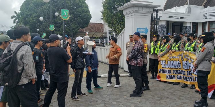 Puluhan massa aksi yang tergabung dalam Forum Komunikasi dan Diskusi Mahasiswa (FKDM) Sukabumi menggelar aksi unjuk rasa di depan Kantor Balai Kota Sukabumi, pada Kamis (12/2). Foto: Boy.