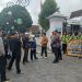 Puluhan massa aksi yang tergabung dalam Forum Komunikasi dan Diskusi Mahasiswa (FKDM) Sukabumi menggelar aksi unjuk rasa di depan Kantor Balai Kota Sukabumi, pada Kamis (12/2). Foto: Boy.