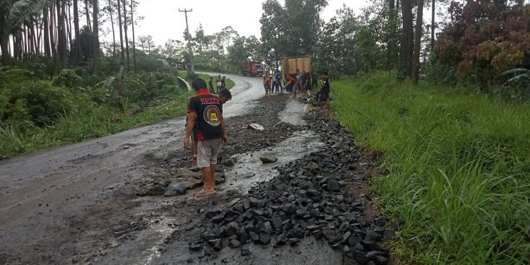 Warga Keluhkan Jalan Rusak Parah di Nyalindung, Lakukan Perbaikan Sementara Secara Swadaya