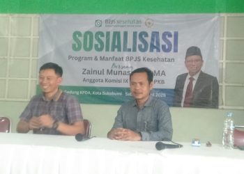 Kepala Bagian Mutu Layanan Kepesertaan BPJS Kesehatan Cabang Sukabumi, Indra Agus Dian (Kiri) dan Tenaga Ahli Anggota DPR RI, Zainul Munasichin, Samsul Hidayat (kanan) saat Sosialisasi Program dan manfaat BPJS Kesehatan di KPDA Kabupaten Sukabumi.