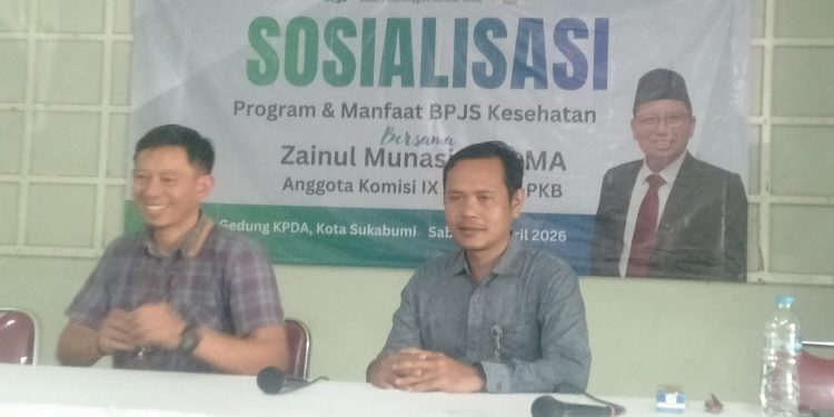 Kepala Bagian Mutu Layanan Kepesertaan BPJS Kesehatan Cabang Sukabumi, Indra Agus Dian (Kiri) dan Tenaga Ahli Anggota DPR RI, Zainul Munasichin, Samsul Hidayat (kanan) saat Sosialisasi Program dan manfaat BPJS Kesehatan di KPDA Kabupaten Sukabumi.