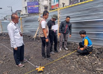 Inspektorat Kota Sukabumi saat melakukan pengecekkan proyek perbaikan Jalan Gudang, Rabu (22/4). Foto: Nuria Ariawan