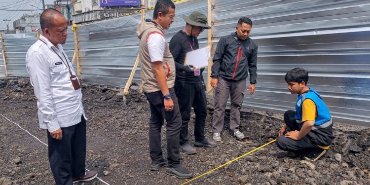 Inspektorat Kota Sukabumi saat melakukan pengecekkan proyek perbaikan Jalan Gudang, Rabu (22/4). Foto: Nuria Ariawan