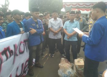 Organisasi mahasiswa yang tergabung dalam PC PMII Kota Sukabumi saat melakukan aksi unjuk rasa di depan Balai Kota Sukabumi, pada Kamis (23/4).