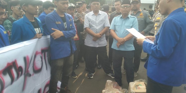 Organisasi mahasiswa yang tergabung dalam PC PMII Kota Sukabumi saat melakukan aksi unjuk rasa di depan Balai Kota Sukabumi, pada Kamis (23/4).