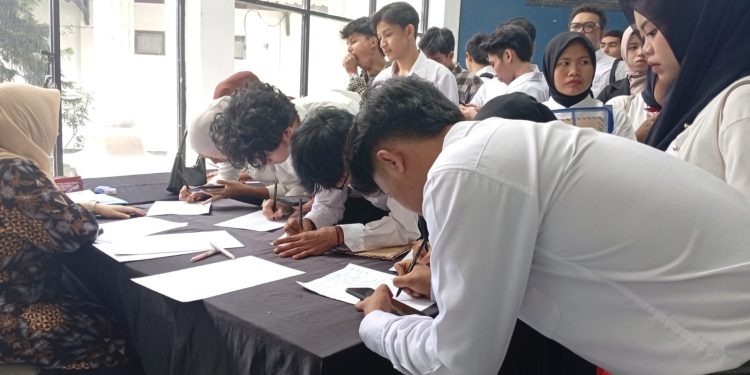 Ribuan pencaker antusias mengikuti kegiatan Job Fair yang digelar di Kampus Politeknik Sukabumi, Jalan Babakan Sirna, Kelurahan Benteng, Kecamatan Warudoyong, Sabtu (25/4). Foto: Nuria Ariawan