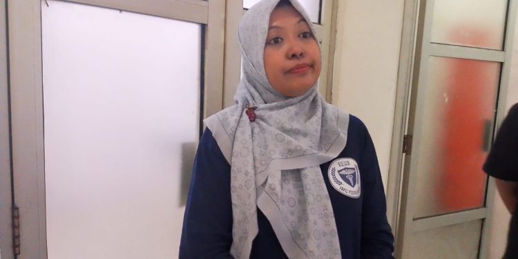 Ketua tim dokter forensik RSUD R Syamsudin SH, dr Nurul Aida Fathya, saat diwawancarai awak media terkait penyebab kematian korban penganiayaan usai dilakukan autopsi, Minggu (3/5). (Nuria Ariawan)