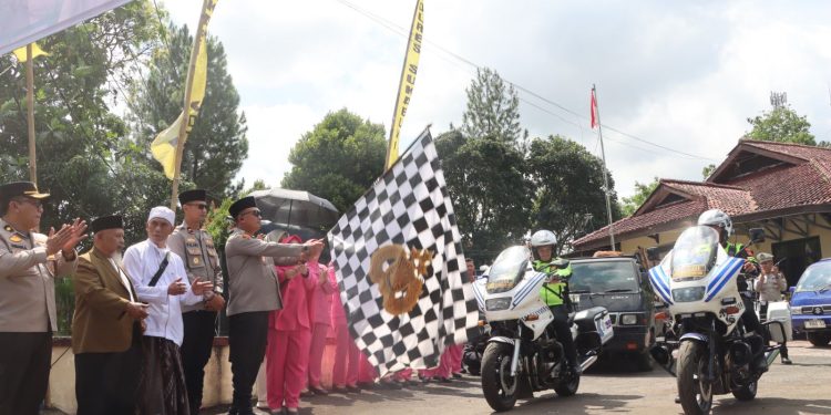 Kapolres Sukabumi Kota, AKBP Sentot Kunto Wibowo, memimpin langsung pendistribusian hewan qurban kepada puluhan penerima manfaat di halaman Mapolsek Warudoyong, Selasa (26/5). (Foto: Humas Polres Sukabumi Kota)