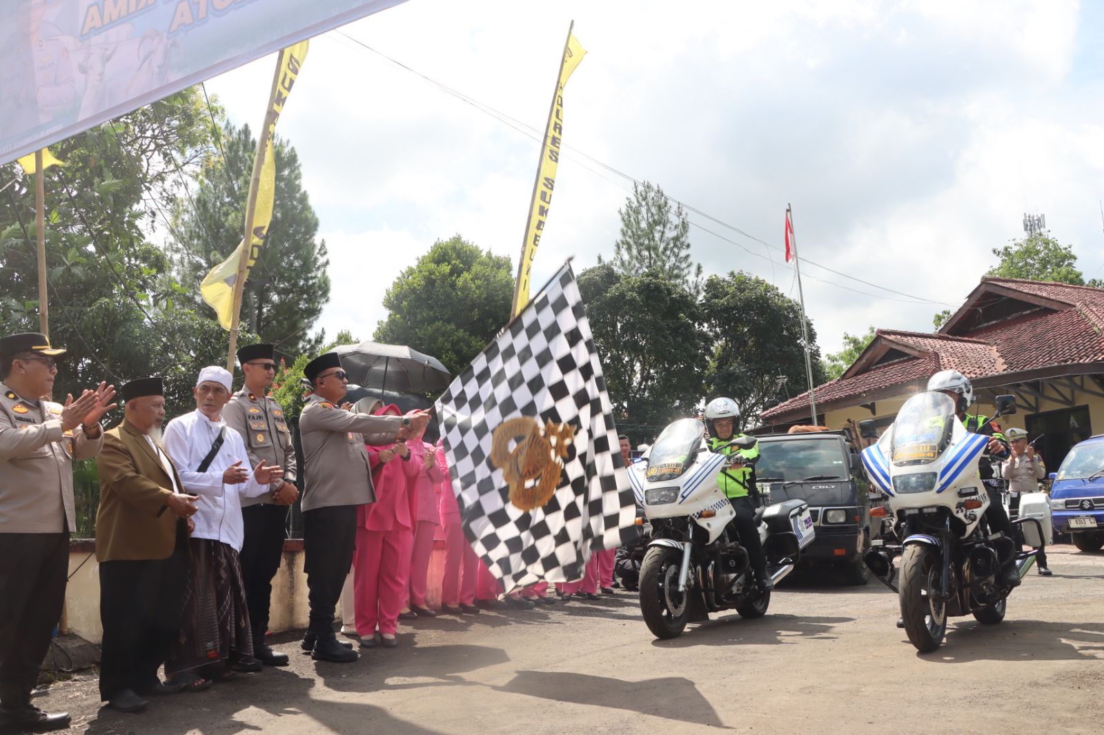Kapolres Sukabumi Kota, AKBP Sentot Kunto Wibowo, memimpin langsung pendistribusian hewan qurban kepada puluhan penerima manfaat di halaman Mapolsek Warudoyong, Selasa (26/5). (Foto: Humas Polres Sukabumi Kota)