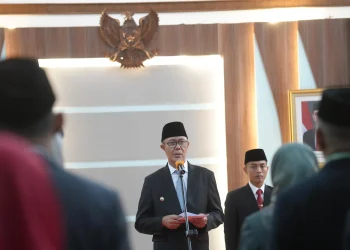 Wali Kota Sukabumi, H. Ayep Zaki, saat memimpin prosesi pelantikan puluhan pejabat yang berlangsung di Ruang Utama Balai Kota, Rabu (3/6). (Foto: Dokpim Kota Sukabumi)