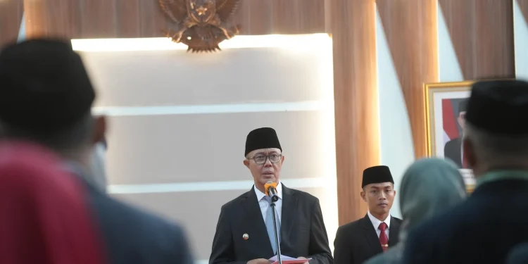 Wali Kota Sukabumi, H. Ayep Zaki, saat memimpin prosesi pelantikan puluhan pejabat yang berlangsung di Ruang Utama Balai Kota, Rabu (3/6). (Foto: Dokpim Kota Sukabumi)