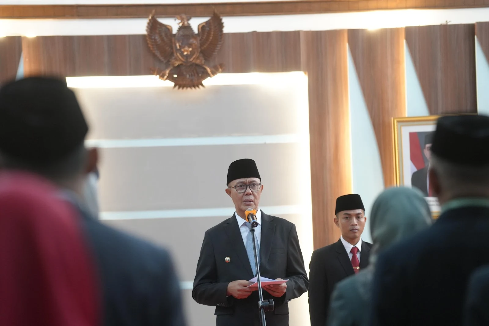 Wali Kota Sukabumi, H. Ayep Zaki, saat memimpin prosesi pelantikan puluhan pejabat yang berlangsung di Ruang Utama Balai Kota, Rabu (3/6). (Foto: Dokpim Kota Sukabumi)