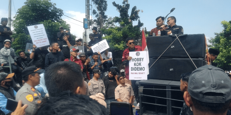 Di Hadapan Massa Aksi, Ketua DPRD Kota Sukabumi Janji Kawal P2RW Hingga Masuk APBD
