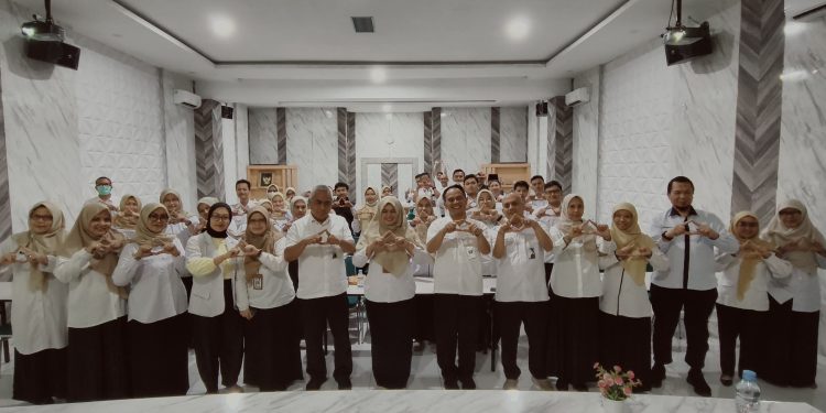Direktur UOBK RSUD R. Syamsudin SH, Yanyan Rusyandi, menghadiri kegiatan temu pelanggan dan evaluasi mitra FKTP yang digelar di Ruang Pertemuan Kantor Dinkes Kota Sukabumi, Rabu (3/6).