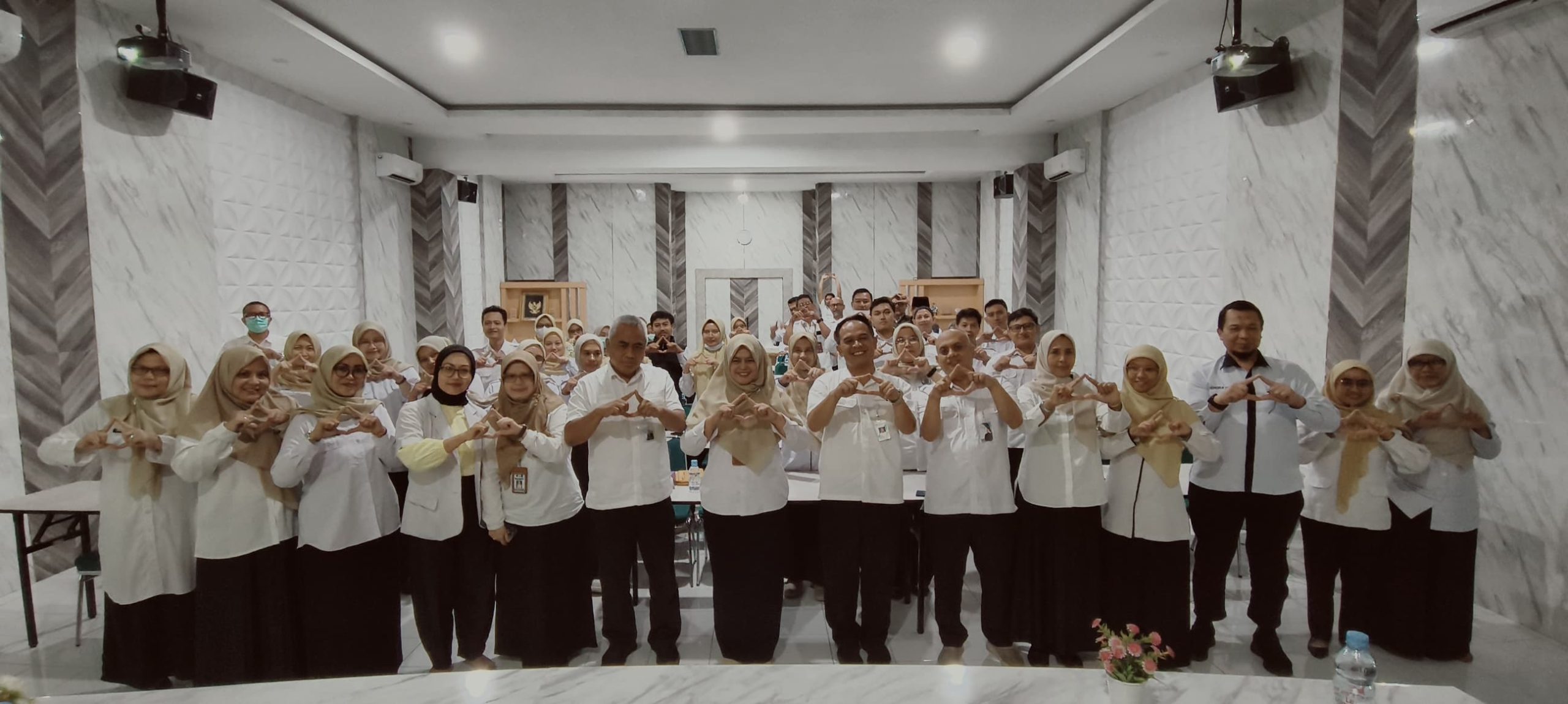 Direktur UOBK RSUD R. Syamsudin SH, Yanyan Rusyandi, menghadiri kegiatan temu pelanggan dan evaluasi mitra FKTP yang digelar di Ruang Pertemuan Kantor Dinkes Kota Sukabumi, Rabu (3/6).