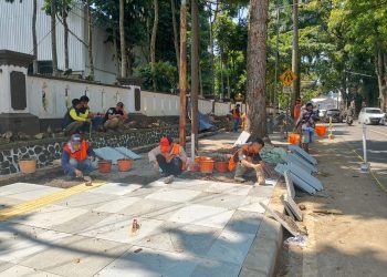 Progres pengerjaan revitalisasi pedestrian Jalan Bhayangkara sudah mencapai 8,83 persen. (Foto: Ibrahim)