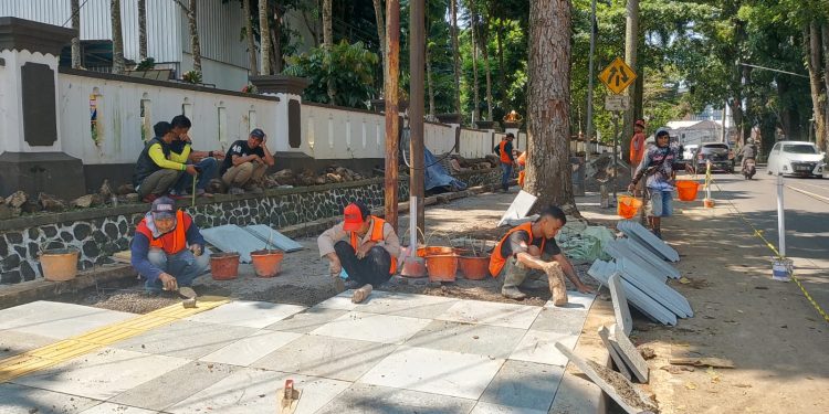 Progres pengerjaan revitalisasi pedestrian Jalan Bhayangkara sudah mencapai 8,83 persen. (Foto: Ibrahim)