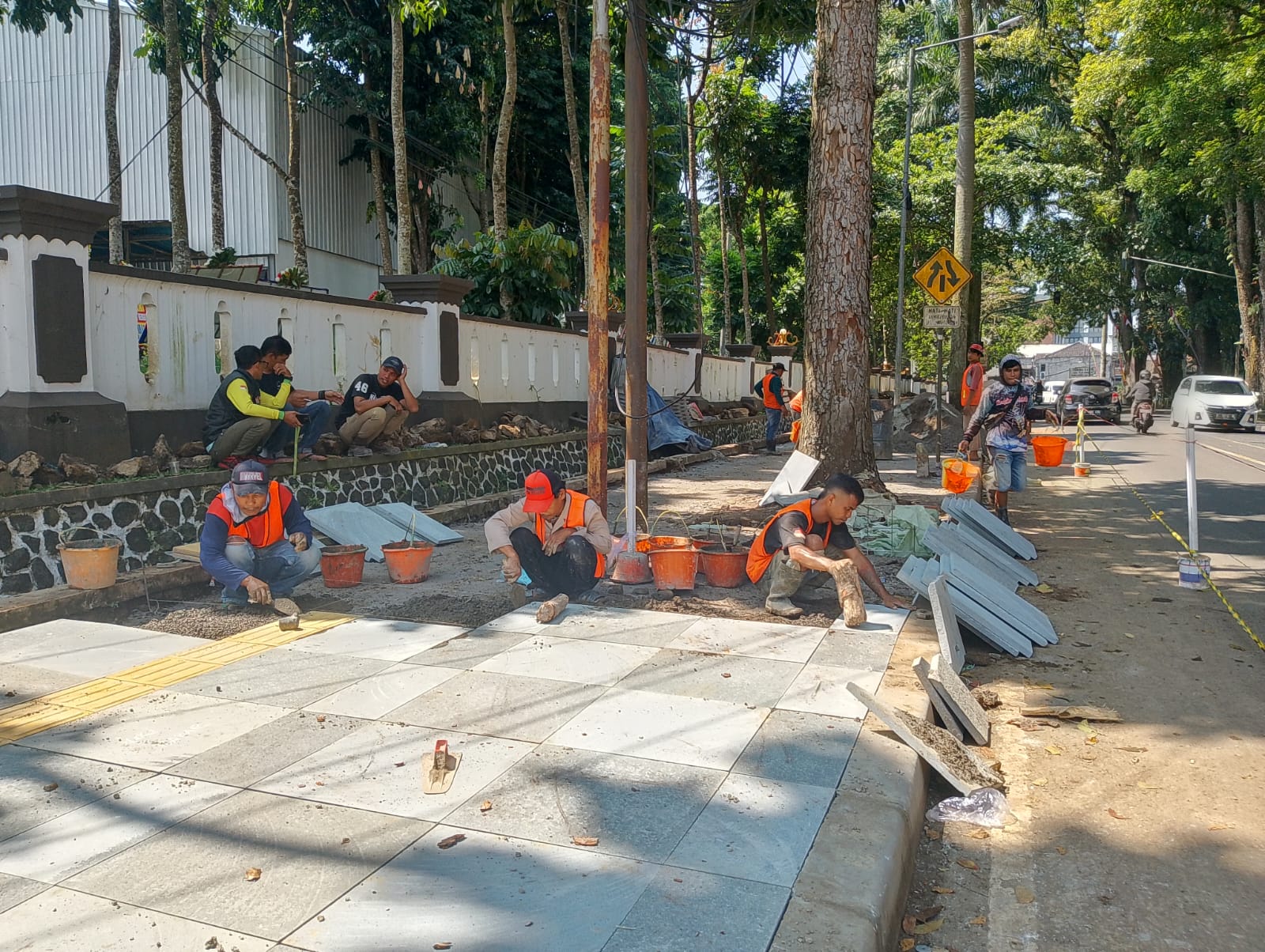 Progres pengerjaan revitalisasi pedestrian Jalan Bhayangkara sudah mencapai 8,83 persen. (Foto: Ibrahim)
