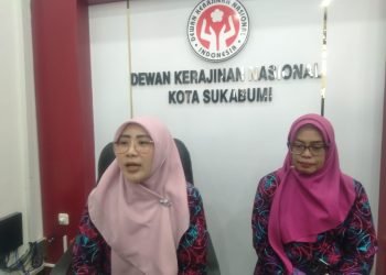 Ketua Dekranasda Kota Sukabumi, Ranty Rachmatillah (kiri), saat diwawancarai oleh awak media, Senin (22/6/2026).