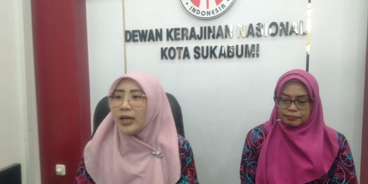 Ketua Dekranasda Kota Sukabumi, Ranty Rachmatillah (kiri), saat diwawancarai oleh awak media, Senin (22/6/2026).