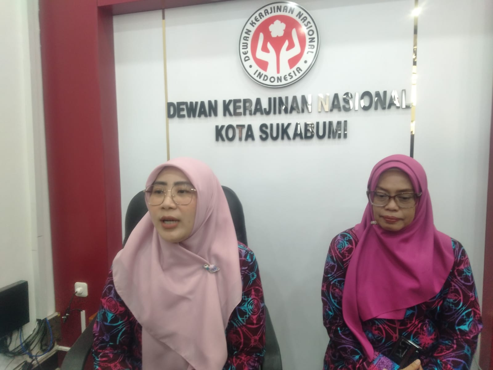 Ketua Dekranasda Kota Sukabumi, Ranty Rachmatillah (kiri), saat diwawancarai oleh awak media, Senin (22/6/2026).
