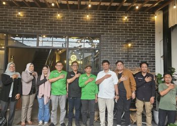 Jajaran DPC PKB Kota Sukabumi dan Jajaran KPU Kota Sukabumi saat foto bersama di Twisters Coffee Jalan Tangkil, Jaya Mekar (24/6/2026)
